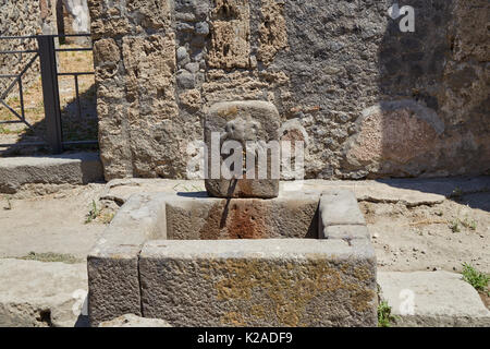 Fontaine en pierre antique à Pompéi, Italie Banque D'Images