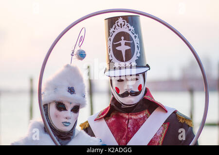 L'homme et la femme à masque de carnaval à Venise. Banque D'Images