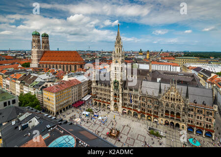 Sur les toits de la ville avec la cathédrale Frauenkirche et nouvel hôtel de ville ou Neues Rathaus, Munich, Bavière, Allemagne Banque D'Images