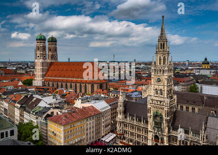 Sur les toits de la ville avec la cathédrale Frauenkirche et nouvel hôtel de ville ou Neues Rathaus, Munich, Bavière, Allemagne Banque D'Images