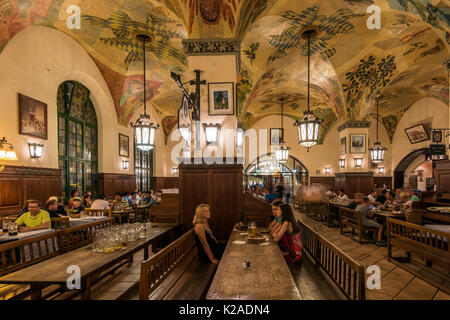 Vue de l'intérieur de l'historique Staatliches Hofbrauhaus beer hall, Munich, Bavière, Allemagne Banque D'Images