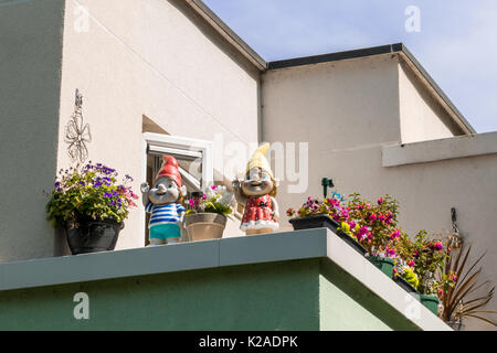 Deux nains de jardin coloré sur un balcon Banque D'Images