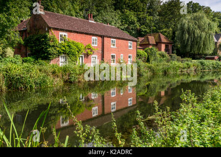Riverside cottage le long de la rivière Navigation Itchen, Winchester, Hampshire en 2017, UK Banque D'Images