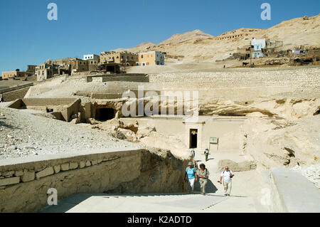 Tombes des nobles dans le village de Gurna. Thèbes, Egypte Banque D'Images