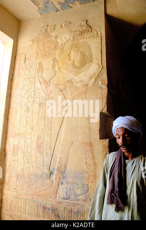 Tombes des nobles dans le village de Gurna. Thèbes, Egypte Banque D'Images