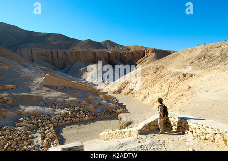 Tombes de la Vallée des Rois. L'entrée de la tombe de Ramsès VI et sur la droite l'entrée de la tombe de Toutankhamon. Thèbes. L'Égypte Banque D'Images