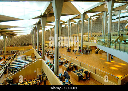 La Biblioteca Alexandrina (Bibliothèque d'Alexandrie) a été achevée en 2002. Il se trouve près de la Grande Bibliothèque d'Alexandrie. L'Égypte Banque D'Images