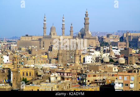 Le vieux Caire. Sur le fond, l'Mosque-Madrassa du Sultan Hassan, Le Caire. L'Égypte Banque D'Images