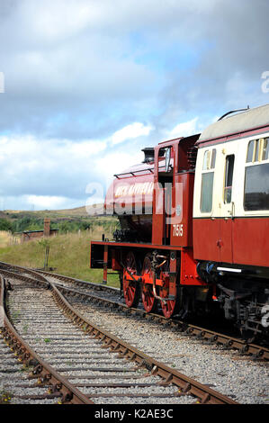 71515 et train à fourneau d'évitement, Pontypool et Blaenavon Railway. Banque D'Images