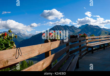 Fleurs dans les pots de chambre terrasse avec vue magnifique sur les montagnes du nord de l'Italie. Banque D'Images