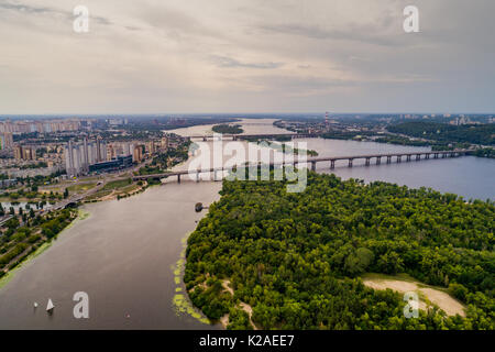 Vue panoramique de la ville de Kiev avec le Dniepr dans le milieu. Vue aérienne du quartier résidentiel et Zone industrielle au coucher du soleil. Deux banques de Banque D'Images