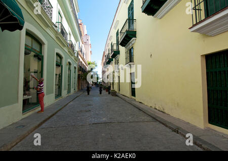 L'homme lave-vitre dans rue étroite dans la vieille Havane Cuba Banque D'Images