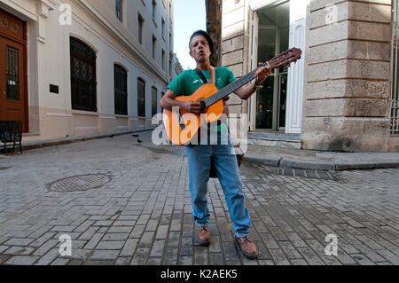 Musicien de rue avec guitare dans la vieille ville de La Havane Cuba Banque D'Images