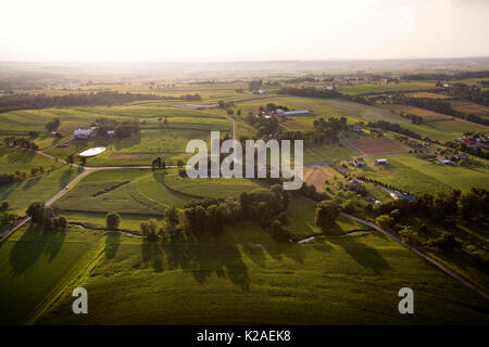 Scène RURALE RÉTROÉCLAIRÉ AU COUCHER DU SOLEIL, Lancaster en Pennsylvanie Banque D'Images