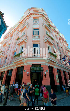 Les touristes à l'hôtel Ambos Mundos La Havane en Cuba où Ernest Heminway a vécu de 1932 à 1939 Banque D'Images