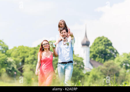 Family walking on meadow having walk Banque D'Images