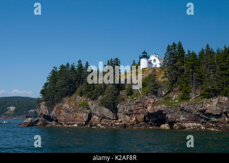 Phare de l'île de l'ours se dresse au sommet des falaises rocheuses comme l'un de la Cranberry Isles par l'Acadia National Park dans le Maine. Guidées sont prévues pour voir l'île. Banque D'Images