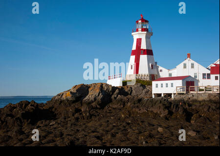 (Head Harbour East Quoddy Head Lighthouse) à marée basse, avec sa croix peint unique, sur l'île Campobello, au Nouveau-Brunswick, Canada. Banque D'Images