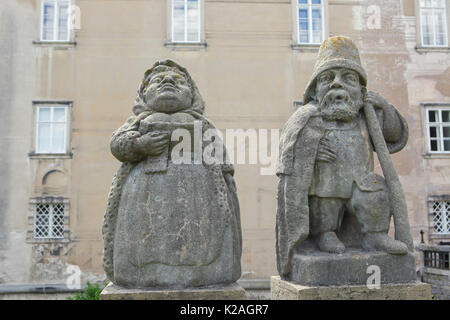 Des statues de nains par Austrian-Bohemian sculpteur baroque Matthias Bernhard Braun installé en face du château de Nové Město nad Metují en Bohême de l'Est, République tchèque. Banque D'Images