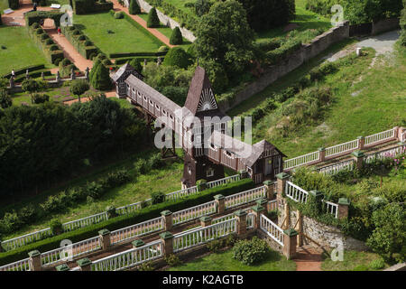 Pont en bois conçu par l'architecte slovaque Dušan Jurkovič reliant deux parties du jardin du château de Nové Město nad Metují en Bohême de l'Est, République tchèque. La vue aérienne est photographié depuis la tour du château. Banque D'Images