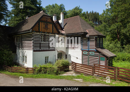 Restaurant Peklo, anciennement connue sous le nom de l'Bartoňova útulna (Bartoň Family Shelter) conçu par l'architecte slovaque Dušan Jurkovič dans Jestřebí près de Nové Město nad Metují, République tchèque. Banque D'Images