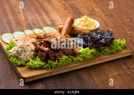 Jarret de porc rôti de côtes ,saucisses et pommes de terre en purée Banque D'Images