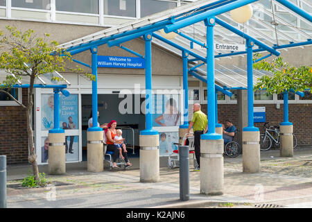 Entrée de l'hôpital William Harvey à Ashford avec des patients et des personnes, Kent, UK Banque D'Images