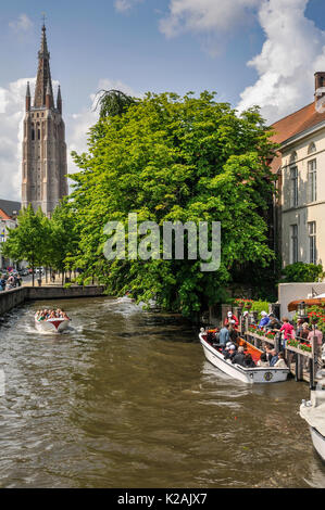 Un bateau de touristes au quai sur la dijver canal dans la ville médiévale de brugge / bruges en Flandre occidentale en Belgique Banque D'Images