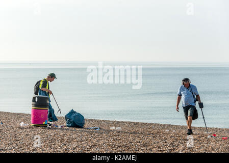 Les ordures laissées sur la plage par jour-trippers à Brighton, après l'un des jours les plus chauds de l'année hier. Banque D'Images