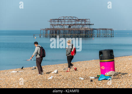 Les ordures laissées sur la plage par jour-trippers à Brighton, après l'un des jours les plus chauds de l'année hier. Banque D'Images