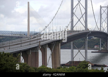 Une vue sur le pont de Forth Road vide comme trafic traverse sur le nouveau passage Queensferry (à gauche). Banque D'Images