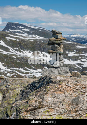 Pile équilibrée de pierres à dalsnibba avec les montagnes et la neige en arrière-plan Banque D'Images