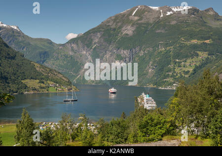 Camping Bateau à voile et bateau dans le célèbre cruis fjord de Geiranger en Norvège Banque D'Images
