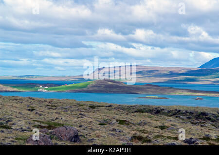 Islande typique matin seascape avec fermes dans un fjord Banque D'Images