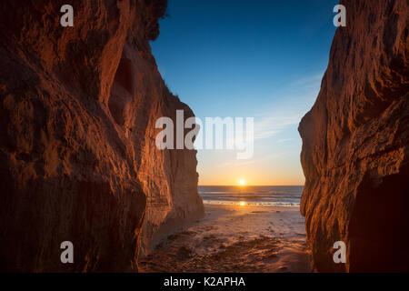 Lever du soleil entre les rochers à Dune du Sud à Havre-aux-Maisons aux Îles de la Madeleine, Québec Banque D'Images