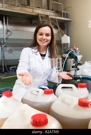 Remplissage des bouteilles en plastique fille avec de l'huile d'olive en atelier industriel à l'usine Banque D'Images