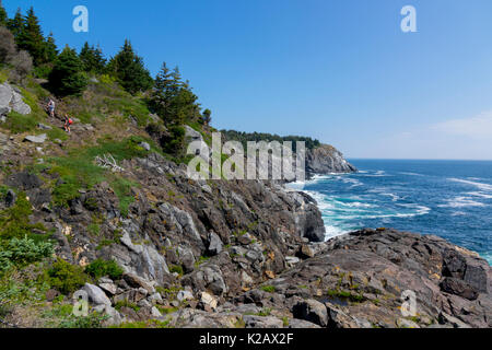 USA Maine moi île Monhegan un couple monte un chemin raide sur le côté est de l'île Banque D'Images