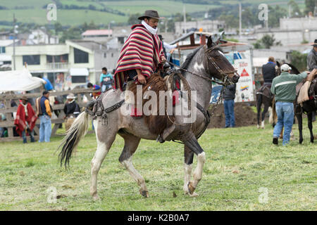 3 juin 2017, l'Équateur Machachi : port cowboy chaps furry et traditionnelle à cheval poncho à rayures Banque D'Images