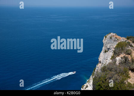 Bateau de tourisme le long de l'accélération dans la mer ionienne, au-dessous de la plage de Navagio près de cliifs, sur l'île de Zakynthos, en Grèce Banque D'Images