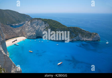 Vue, d'en haut, sur la plage de Navagio, sur l'île de Zakynthos en Grèce Banque D'Images