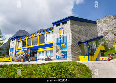 RAMSAU AM DACHSTEIN, AUTRICHE - Août 17 : les touristes en face de la station inférieure du téléphérique du Dachstein le 17 août 2017 à Schladming, en Autriche. Banque D'Images