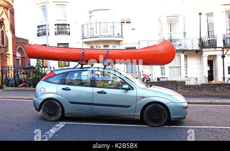 Front de mer de Brighton été les vues en août 2017 - voiture avec un canot sur le toit Banque D'Images