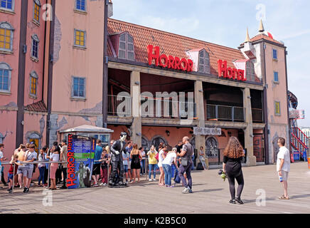 Vue estivale sur le front de mer de Brighton en août 2017 - The Horror Hotel and Ghost train Ride on the Palace Pier Banque D'Images