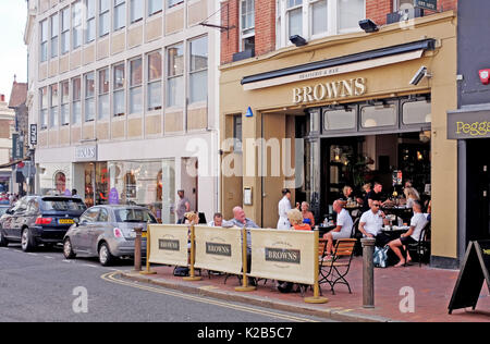 Vues Brighton summer en août 2017 - célèbre Browns Bar & Brasserie Restaurant en centre-ville avec des gens de manger à l'extérieur Photo prise par Simon Da Banque D'Images