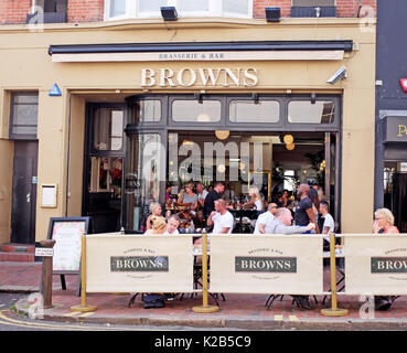 Vues Brighton summer en août 2017 - célèbre Browns Bar & Brasserie Restaurant en centre-ville avec des gens de manger à l'extérieur Photo prise par Simon Da Banque D'Images