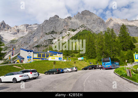 RAMSAU AM DACHSTEIN, AUTRICHE - Août 17 : les touristes en face de la station inférieure du téléphérique du Dachstein le 17 août 2017 à Schladming, en Autriche. Banque D'Images