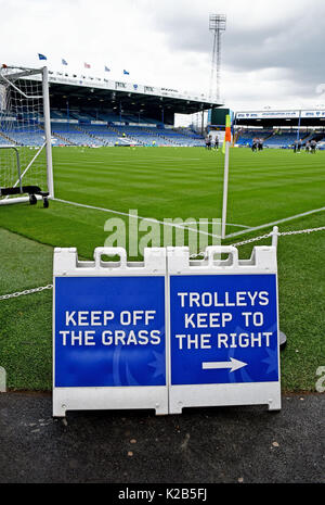 Marcher sur les panneaux d'Herbe à Fratton Park Portsmouth FC Photographie prise par Simon Dack Banque D'Images