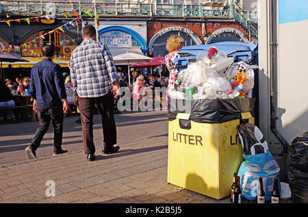 Bacs pleins de détritus et d'ordures sur le front de mer de Brighton après une longue journée d'été chaude UK Banque D'Images