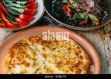 L'Adjarie khachapuri géorgien traditionnel sur la table. Cuisson maison Kolkh khachapuri khachapuri. et à l'Imereti. Banque D'Images