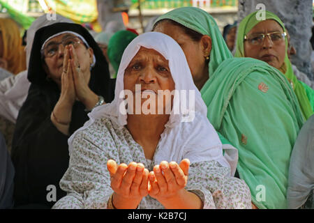 L'Inde. Août 29, 2017. Une femme musulmane du Cachemire prie à l'extérieur du Shah-e-Hamdan culte pour commémorer l'anniversaire de mort érudit soufi Mir Syed Ali Hamadani dans Srinagar au Cachemire sous contrôle indien, le mardi 29 août 2017 Des centaines de Cachemiriens ont visité le sanctuaire de Hamadani, qui est né en Iran, s'est rendu plusieurs fois au Cachemire et joué un rôle considérable dans la propagation de l'Islam dans la vallée. Credit : Umer Asif/Pacific Press/Alamy Live News Banque D'Images